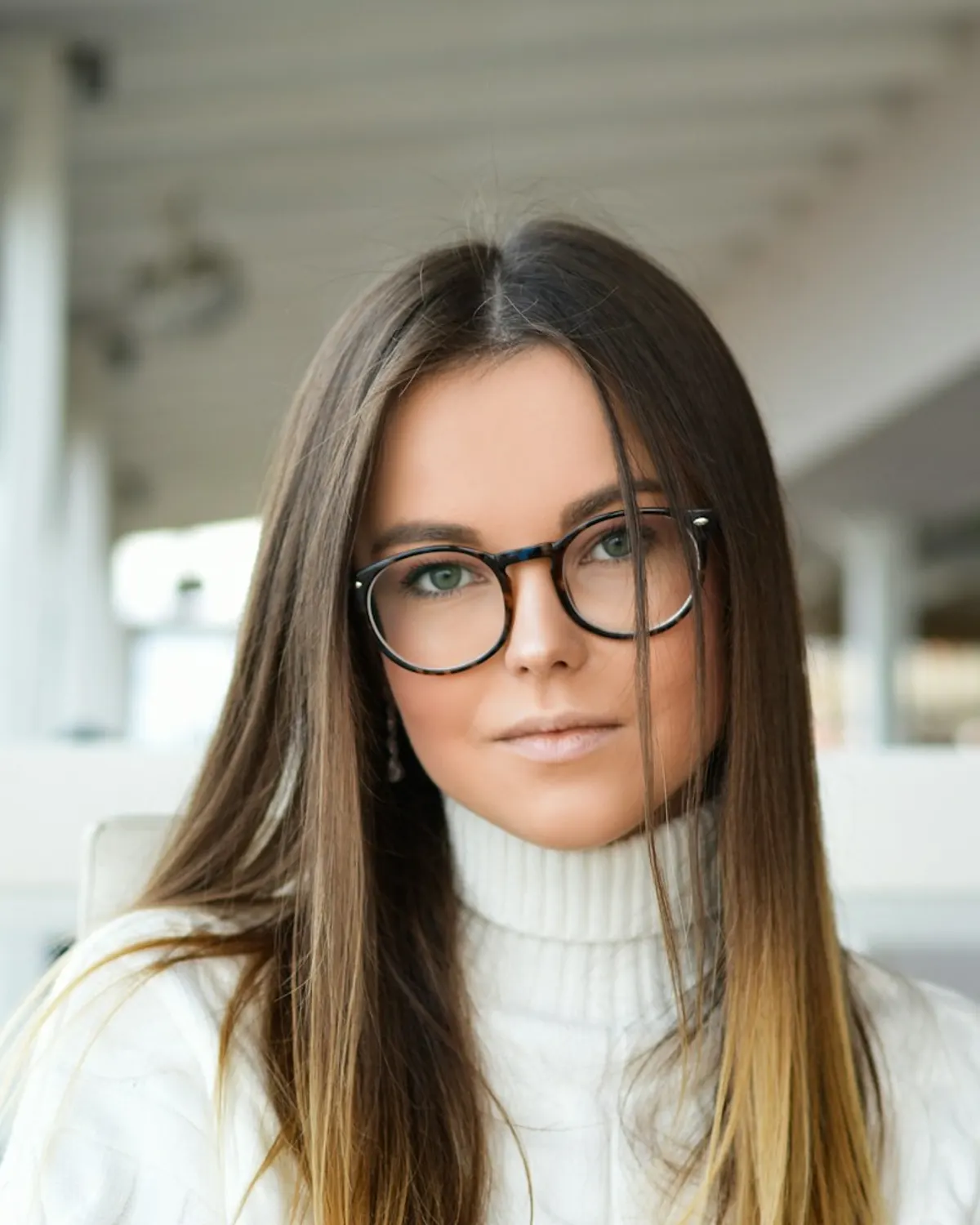 Mujer con anteojos de metal
