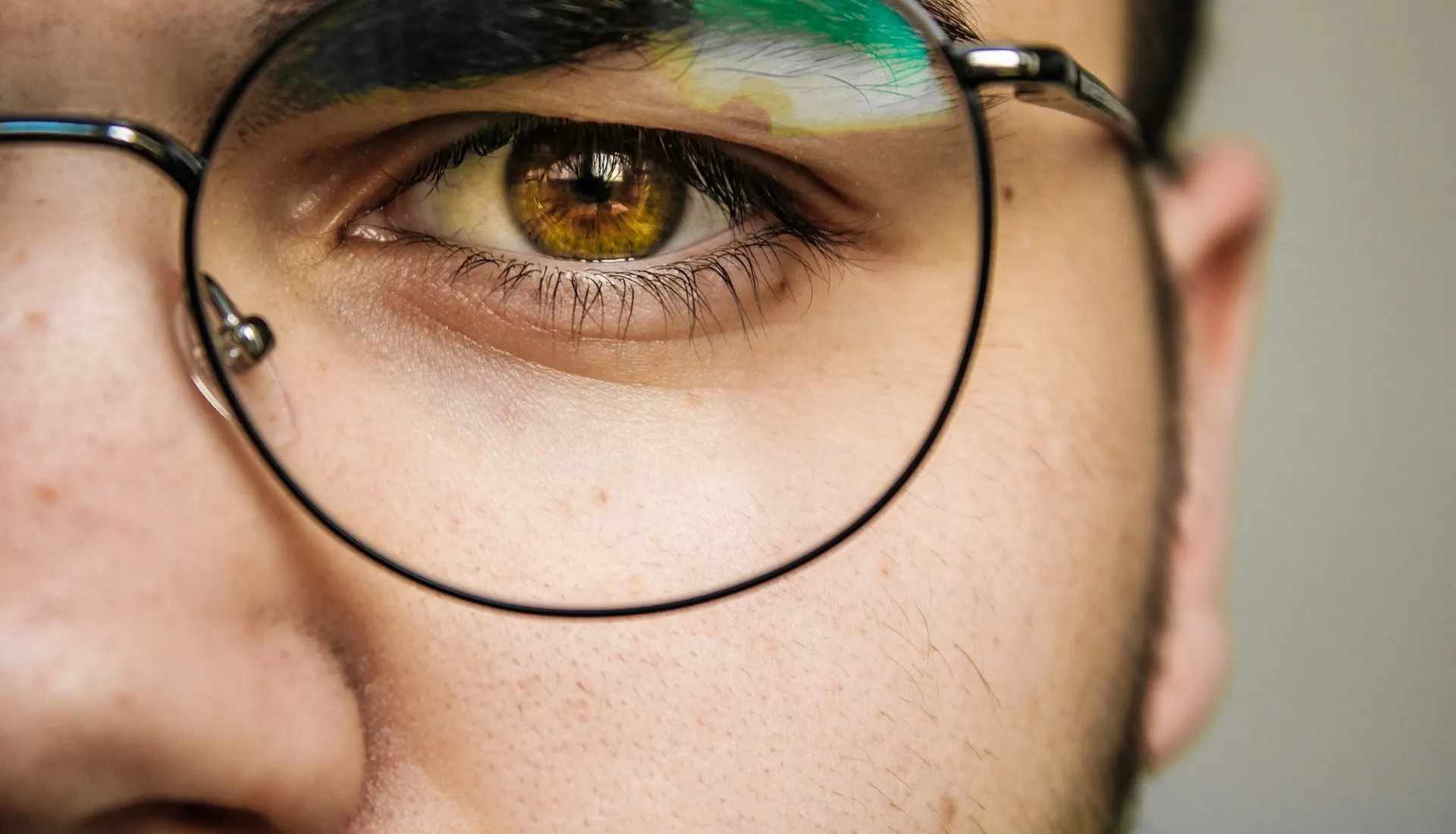 Primer plano de un ojo detrás de un cristal de anteojos