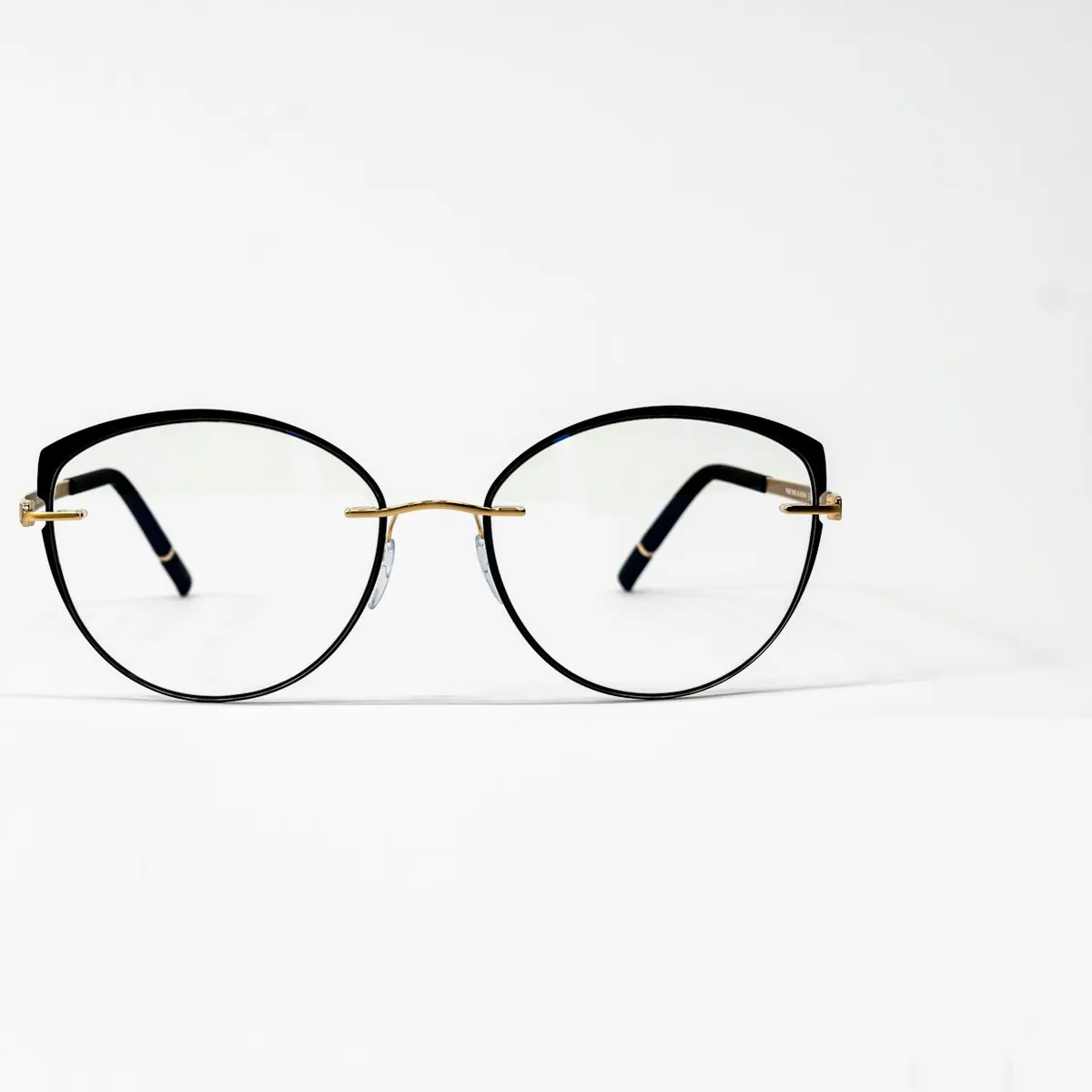 Anteojos Aurora de metal sobre fondo claro