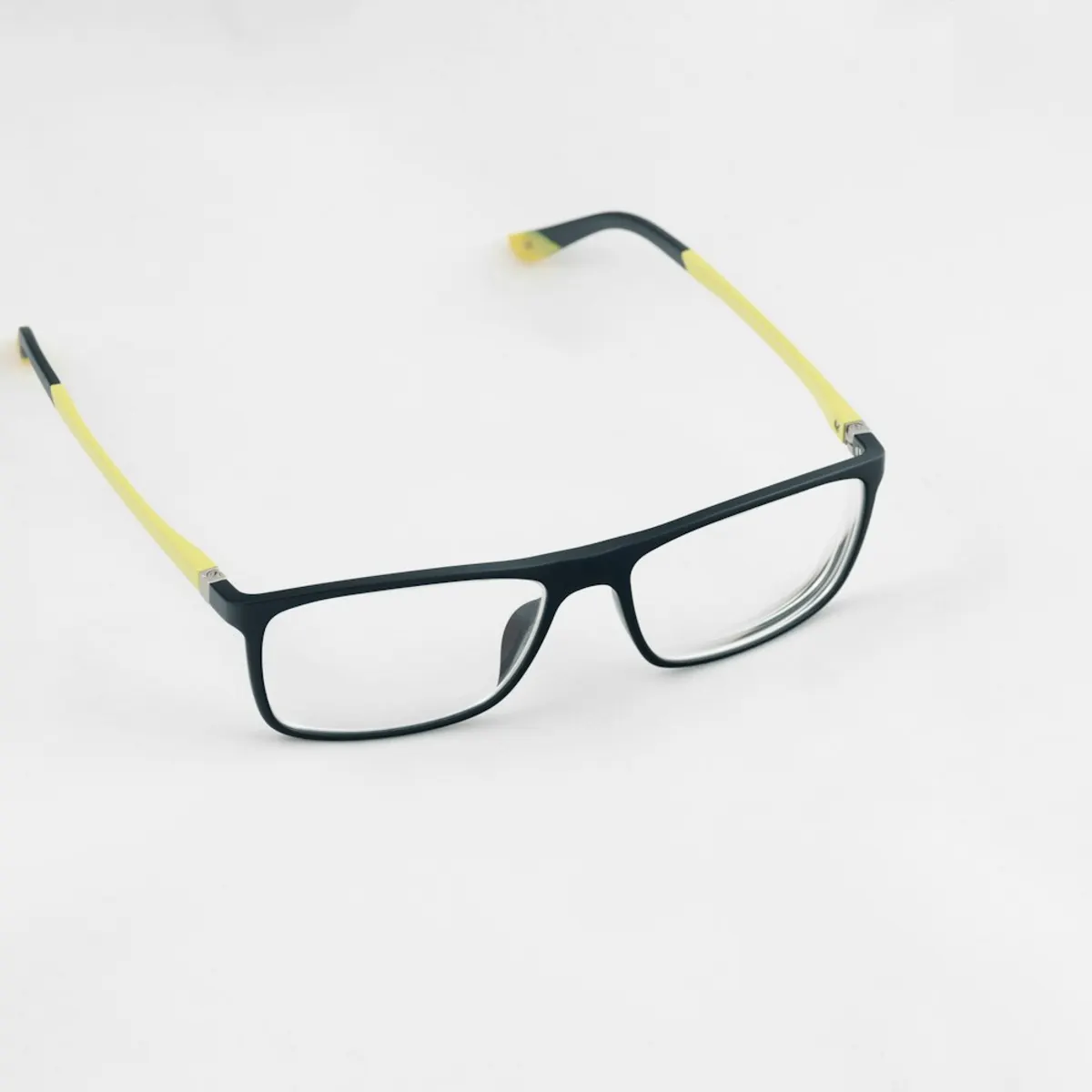Anteojos Delta, acetato negro con patillas lima